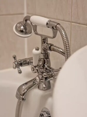 ヘアドライヤー、タオル、石鹸、トイレットペーパー