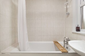 Een haardroger, handdoeken, zeep, toiletpapier