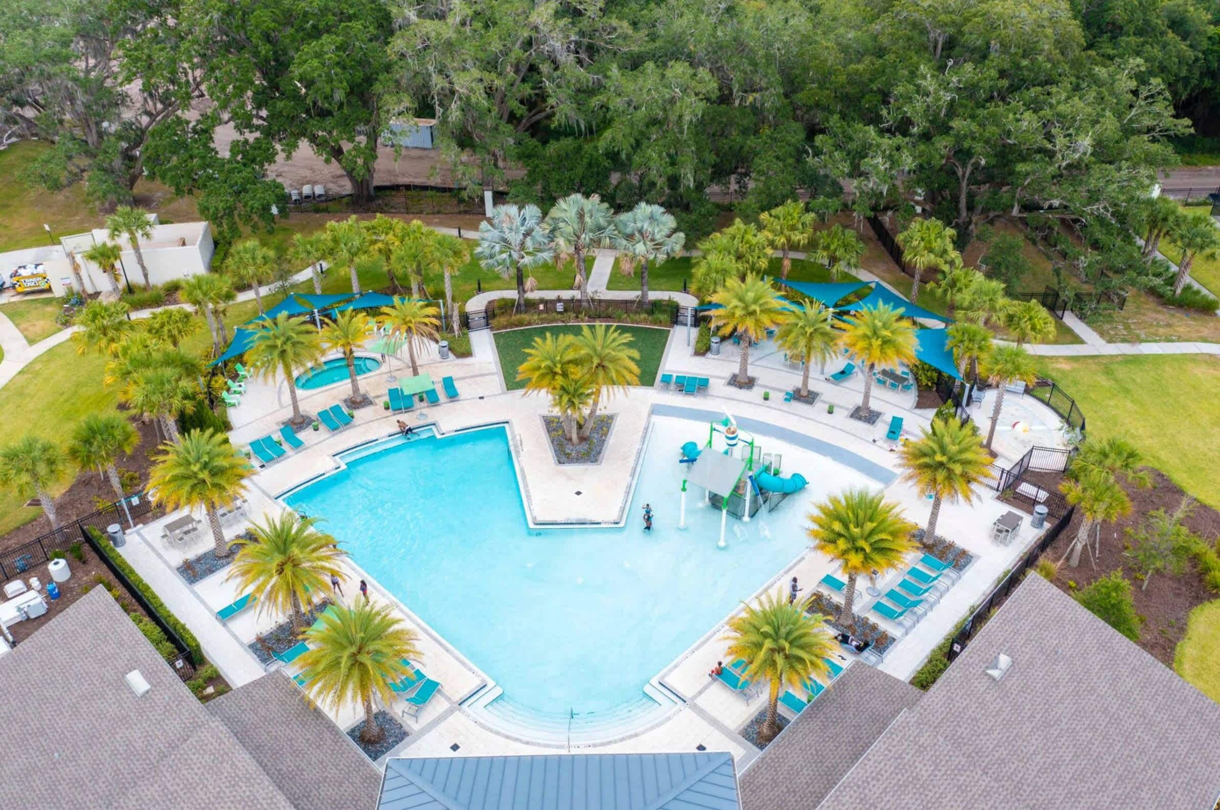 Una piscina al aire libre, sillones reclinables de piscina