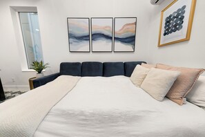 2 عدّة غرف نوم ومكواة/لوح كي وواي فاي وملاءات أسرّة