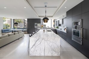 Mikrobølgeovn, ovn, kokeplater og oppvaskmaskin