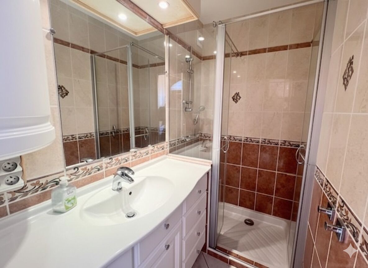 Sèche-cheveux, savon, papier toilette