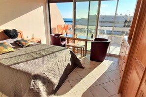 خزنة داخل الغرفة