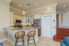 ثلاجة، ميكروويف، فرن، موقد طهي مسطح