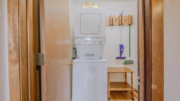 Maison mitoyenne, plusieurs lits, patio, vue montagne (Sans Souci 1) | Blanchisserie