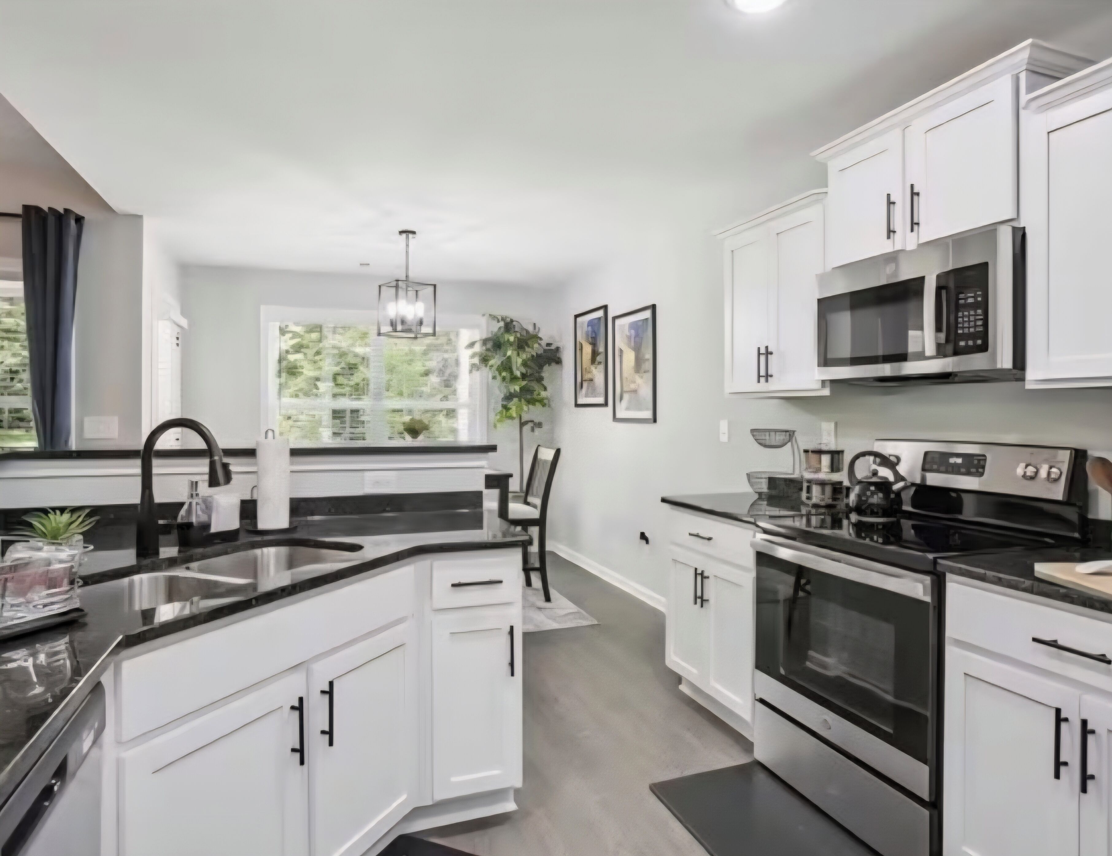 Microondas, horno, placa de cocina y lavavajillas