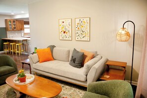 Televisor intel·ligent i llibres 