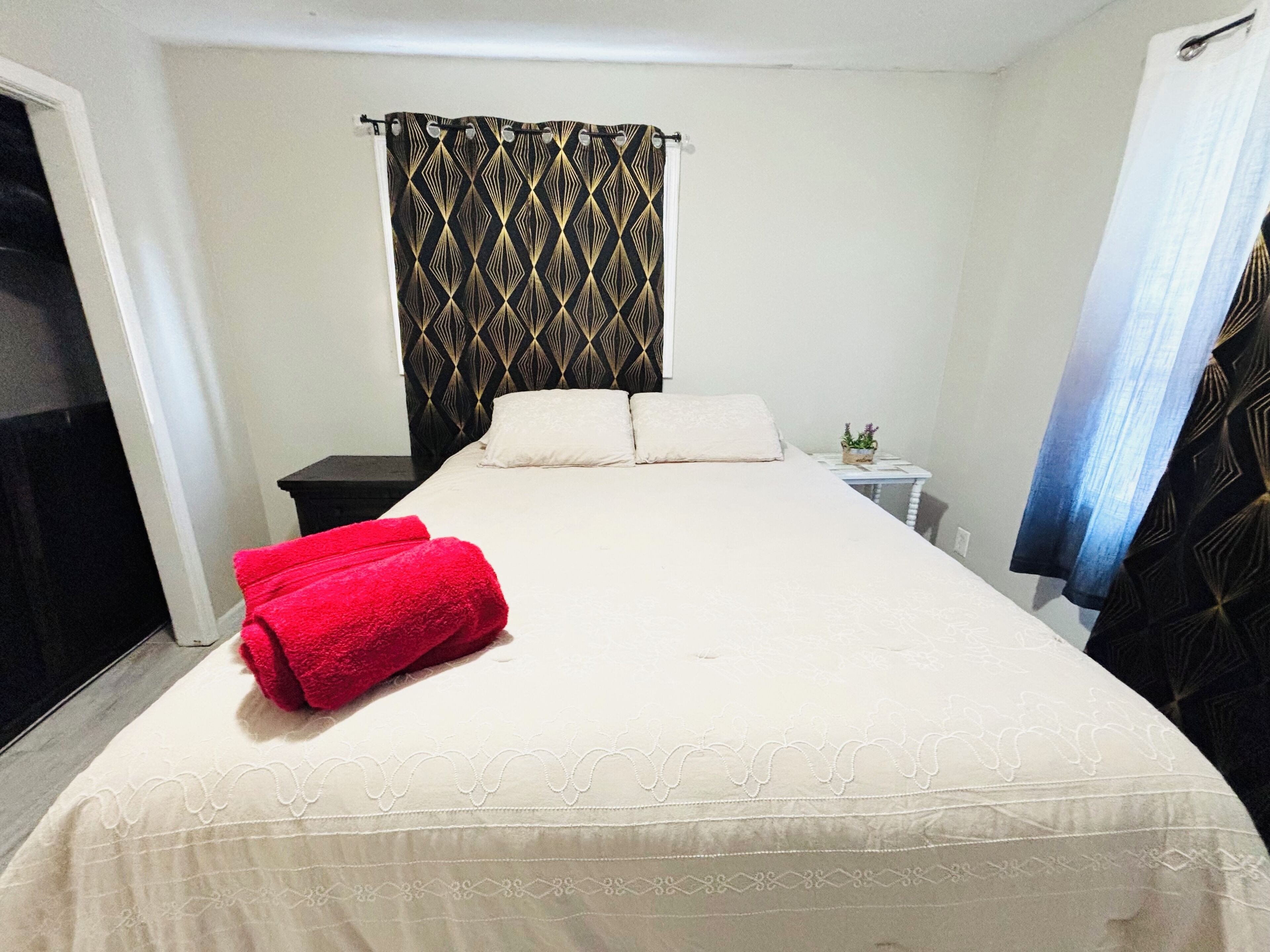 Iron/ironing board, Internet, bed sheets