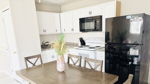 Coffee/tea maker, fridge, microwave, oven - Cozy 1-bedroom house in welcoming Stone Mountain with AC (Stone Mountain)
