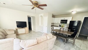 Smart TV - Cozy 1-bedroom house in welcoming Stone Mountain with AC (Stone Mountain)