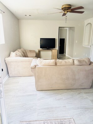 Smart TV - Cozy 1-bedroom house in welcoming Stone Mountain with AC (Stone Mountain)