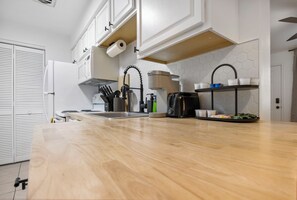 Microwave, oven, stovetop, dishwasher - Cozy 1-bedroom condo in awesome South Salt Lake with AC (South Salt Lake)