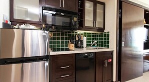 Full-size fridge, microwave, oven, stovetop