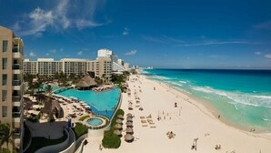 A resort with a large pool, beach, and ocean view. - Westin Lagunamar Ocean Resort & Spa (Cancún)