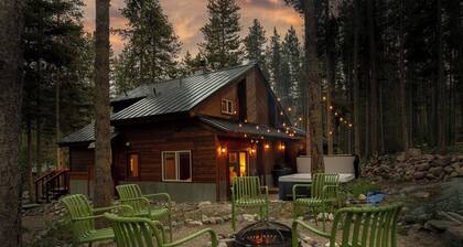 The Hideaway: Cozy 4-bedroom cabin with hot tub minutes to Breck