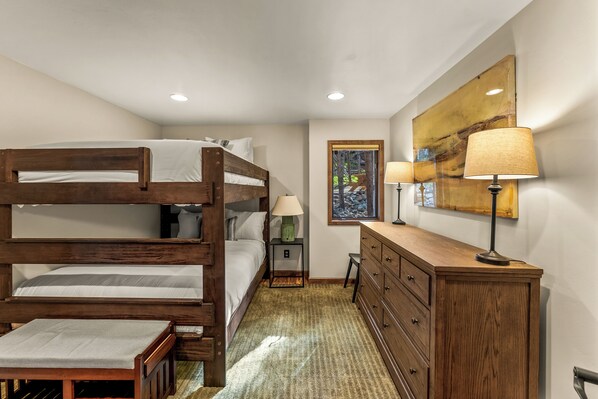 4 soveværelser, skrivebord, strygejern/strygebræt, weekendseng