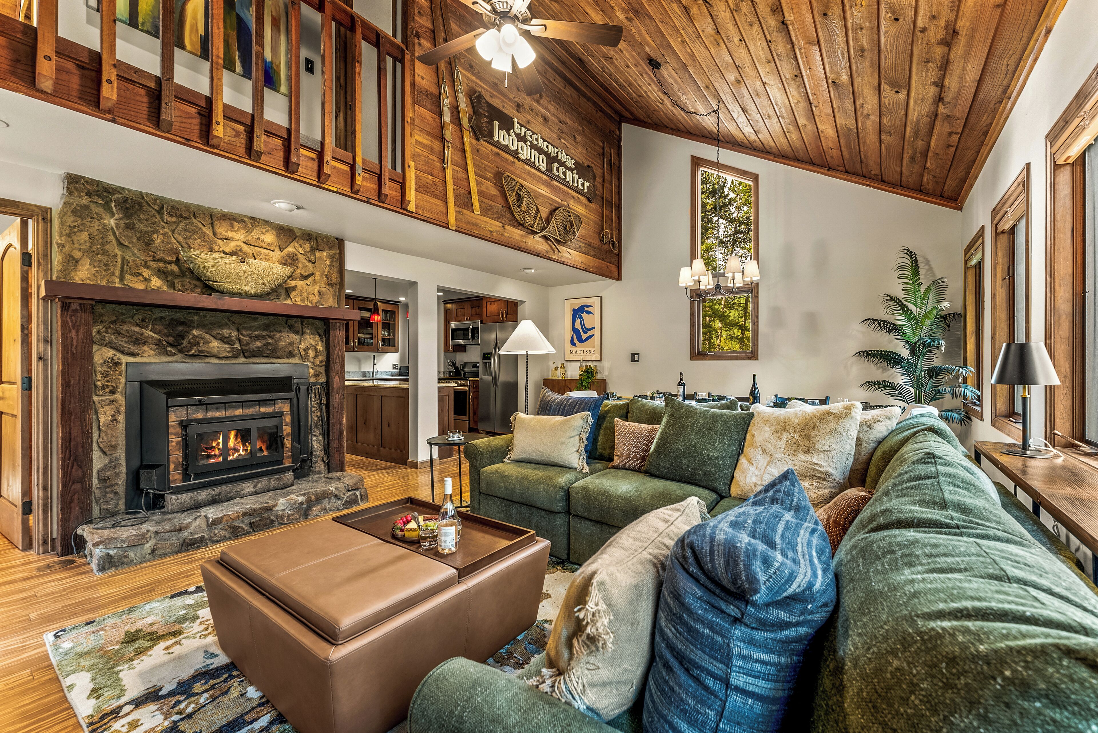 Een smart-tv en een open haard