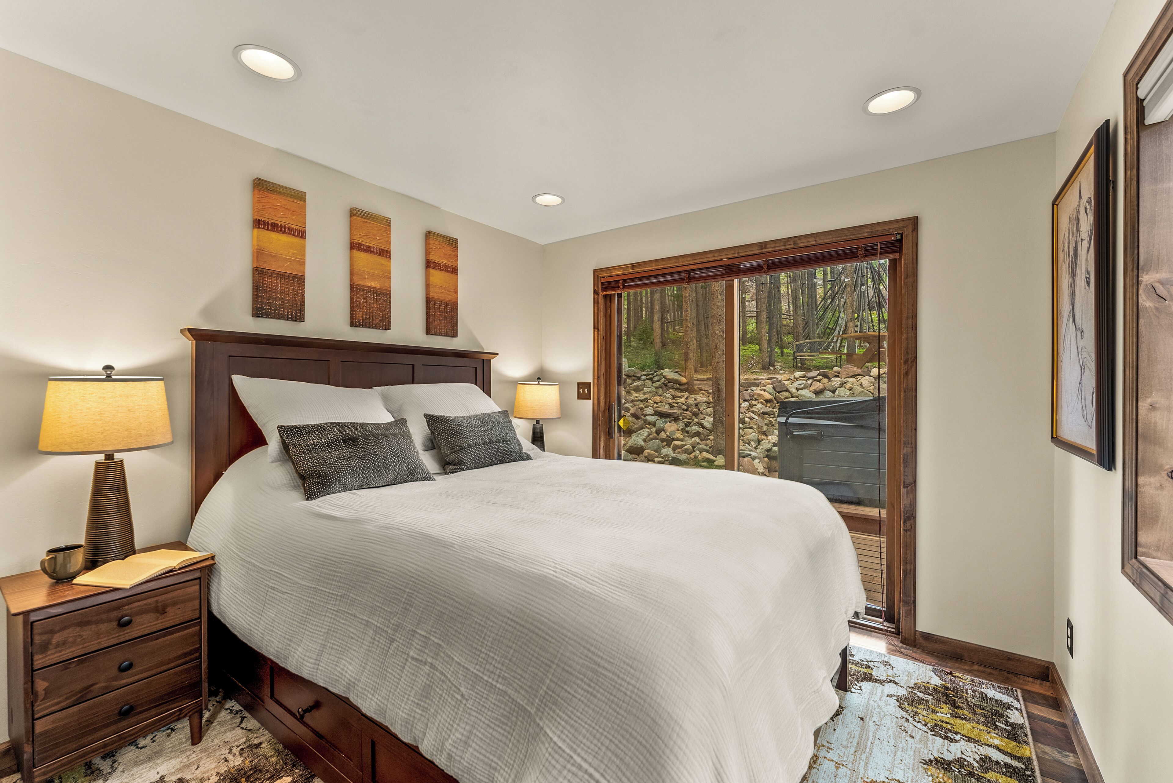 4 bedrooms, desk, iron/ironing board, travel crib