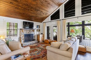 Living area - Big Water Views - Lake Martin Escape (Tallassee)