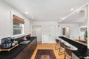 Réfrigérateur, four à micro-ondes, un four, surface de cuisson