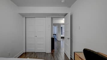 2 bedrooms, iron/ironing board, internet, bed sheets