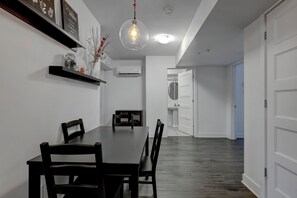 Dining - Cozy Home in the Notre Dame Area (Montreal)