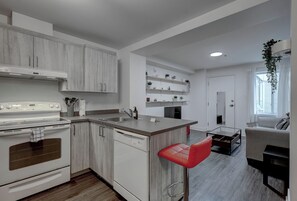Private kitchen - Cozy Home in the Notre Dame Area (Montreal)