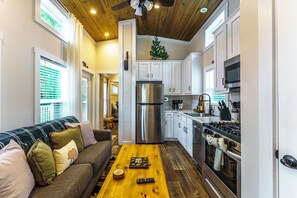 2 Bed/1 Bath - No Pets, Sleeps 4 | Coin séjour | TV connectée de 50 pouces avec chaînes numériques, services de streaming