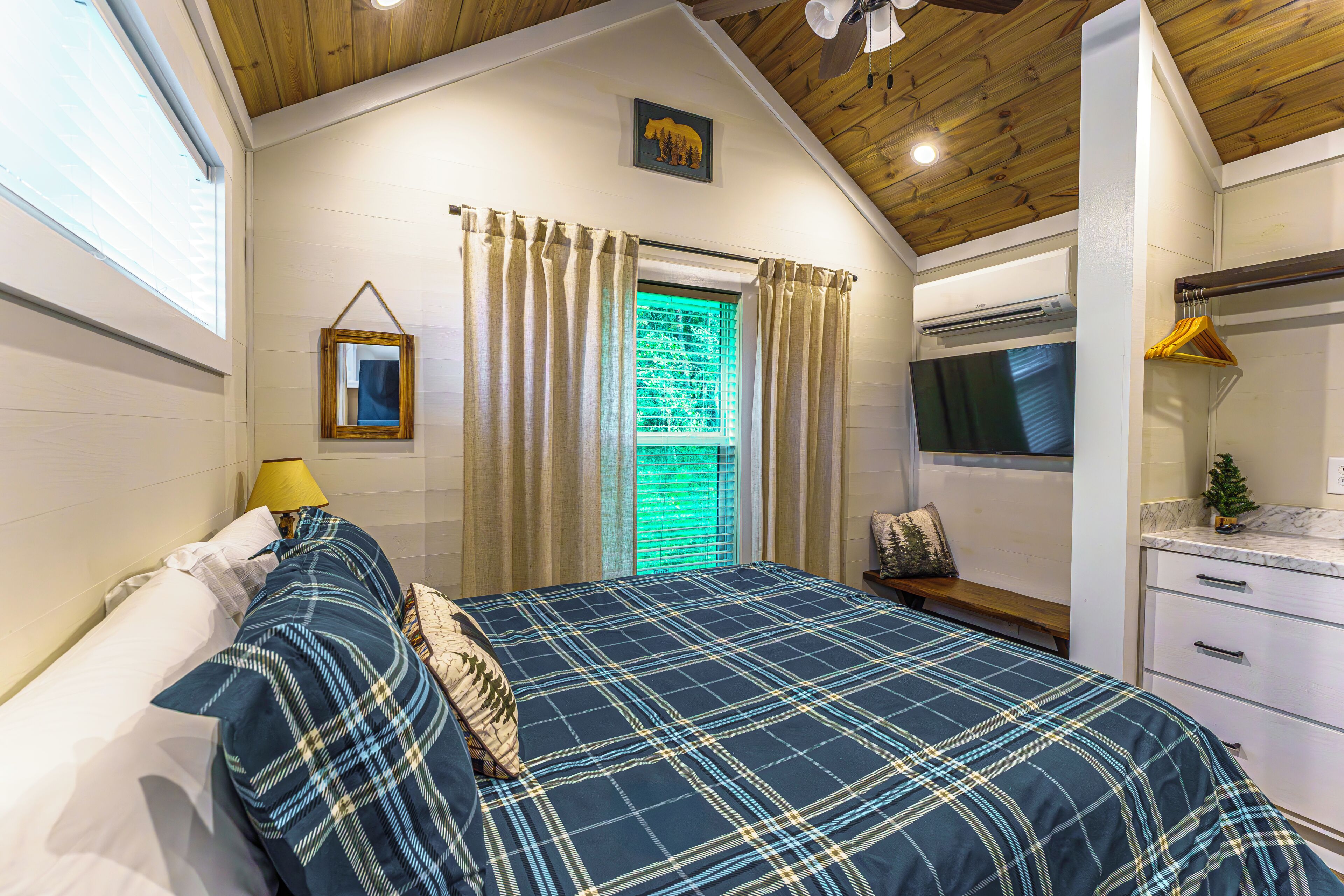 2 Bed/1 Bath - No Pets, Sleeps 4