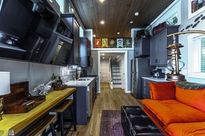 1 Bed/ 1 Bath Bunkhouse w/ Loft -Pet Friendly, Sleeps 6 | Coin séjour | TV connectée de 50 pouces avec chaînes numériques, services de streaming
