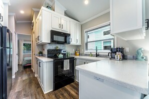 1 Bed / 1 Bath - Pet Friendly, Sleeps 4 | Cuisine privée | Grand réfrigérateur, micro-ondes, four, plaque de cuisson