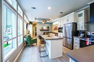 1 Bed / 1 Bath - Pet Friendly, Sleeps 4 | Cocina privada | Frigorífico grande, microondas, horno y placa de cocina