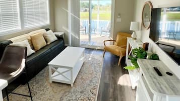 Standard-Ferienhütte, 1 King-Bett und Schlafsofa, Terrasse | Wohnbereich