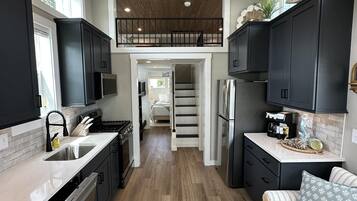 Cabaña estándar, 1 habitación, patio | Cocina privada | Refrigerador con congelador, microondas, horno y parrilla de estufa