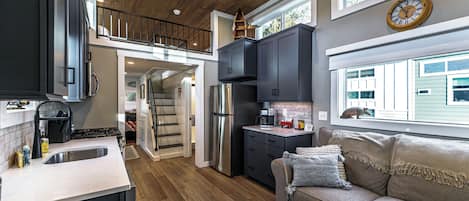 1 Bed/ 1 Bath Bunkhouse w/ Loft -Pet Friendly, Sleeps 6 | Coin séjour | TV connectée de 50 pouces avec chaßnes numériques, services de streaming