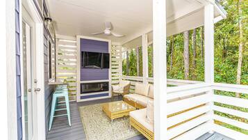 1 Bed / 1 Bath - Pet Friendly, Sleeps 4 | Terrace/patio