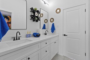 Shower, hair dryer, towels, soap - Elevated Luxury 3BR • Mins to NRG • Med Center • Downtown • GRB (Houston)