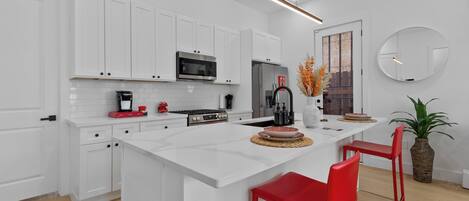 冷蔵庫、電子レンジ、オーブン、コンロ