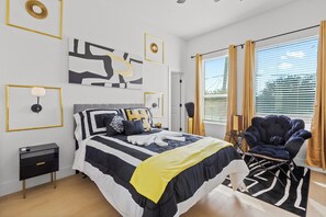 3 soverom, skrivebord, strykejern/-brett og reiseseng for barn