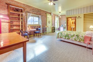 Skrivebord, strykejern/-brett, internettilgang og sengetøy