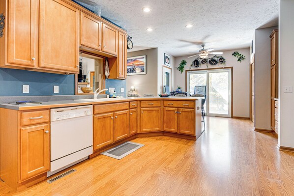 Fridge, microwave, stovetop, dishwasher