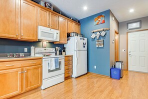 Fridge, microwave, stovetop, dishwasher