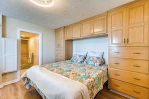 1 habitación, escritorio, tabla de planchar con plancha y internet