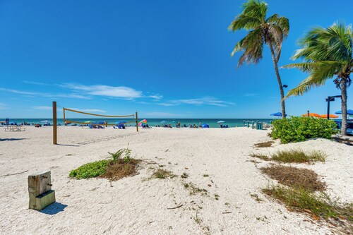 Walk to Bonita Beach: Cozy Couple's Condo w/ Views