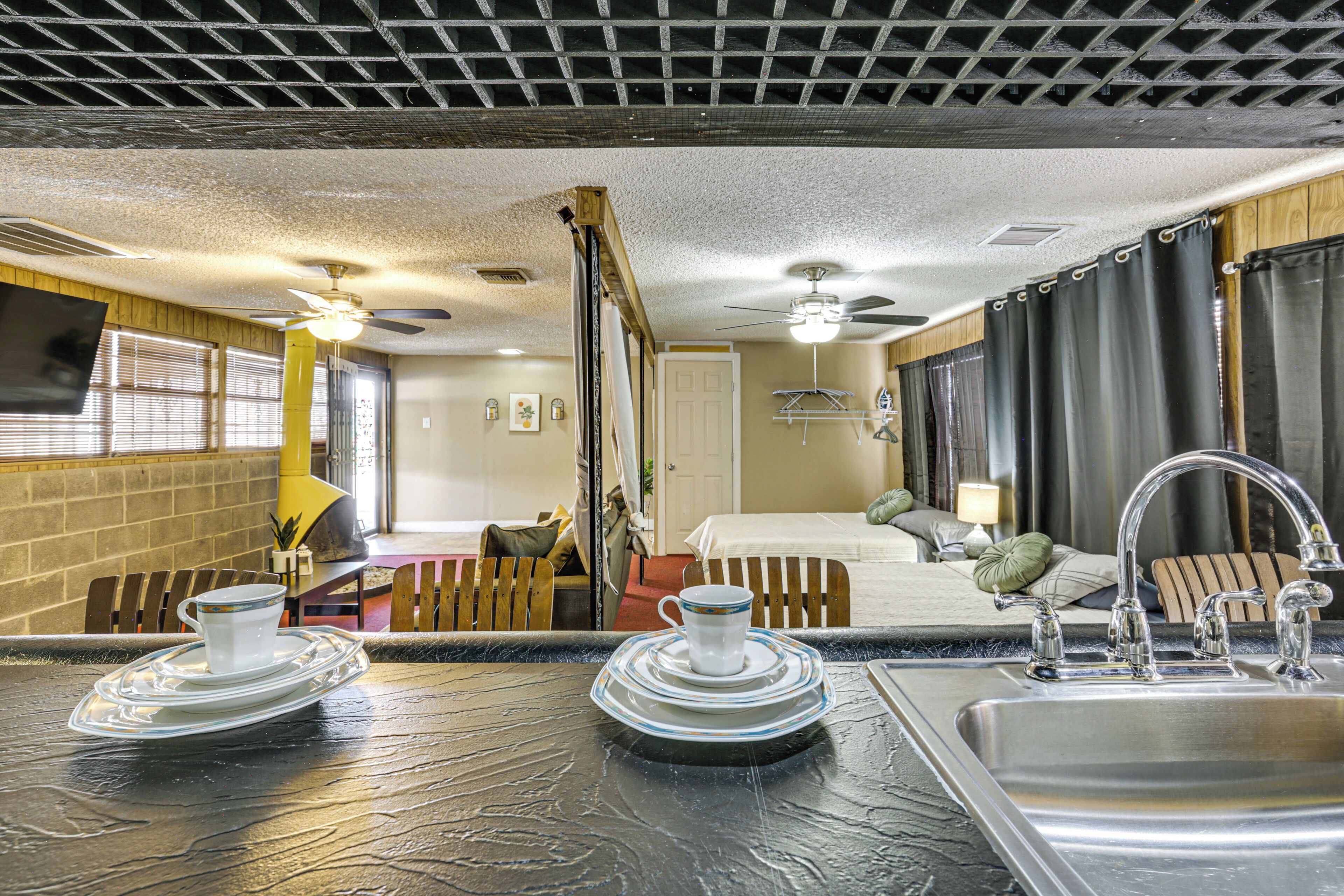 Iron/ironing board, internet, bed sheets