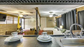 Fer et planche Ă repasser, accĂšs Internet, draps fournis