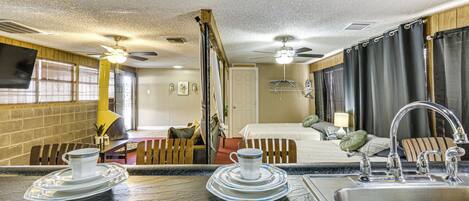 Tabla de planchar con plancha, internet y ropa de cama