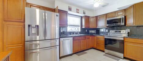 Kühlschrank, Mikrowelle, Herdplatte, Geschirrspüler