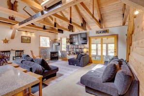 Fernseher, Kamin, Bücher