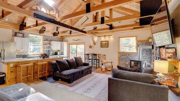 Fernseher, Kamin, Bücher